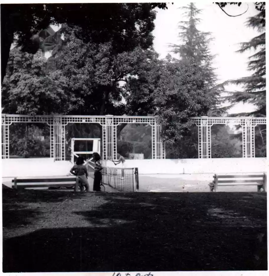 FOT 1952 2 girls & man playing tennis